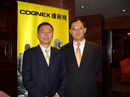 圖為康耐視的中國區總經理王紅彪與高節自動化系統有限公司總經理方向陽合影,攜手共創機器視覺美好未來