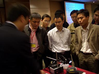 圖為康耐視銷售工程師為來賓演示產品