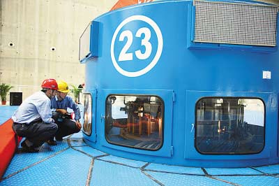 工作人员检查正在稳定运行的23号机组。