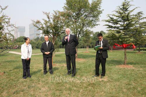 德國北威州經(jīng)濟部部長在象征中德友誼的“友誼林”發(fā)表講話