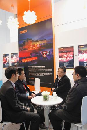 展會(huì)參觀者與鐵姆肯公司參展團(tuán) 隊(duì)熱烈懇談