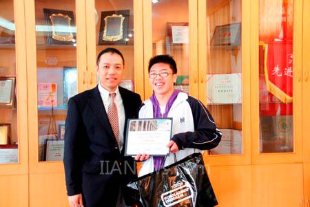 獎學金獲得者李振寧與鐵姆肯公 司頒獎嘉賓郁瀾先生