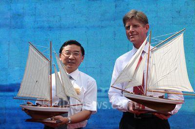 廈門市委書記于偉國和ABB集團(tuán)CEO昊坤共同祝賀廈門ABB開關(guān)有限公司揚帆遠(yuǎn)洋，續(xù)寫輝煌